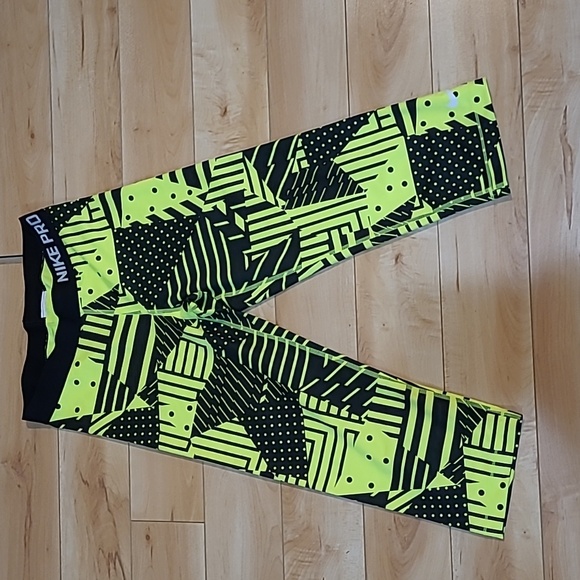 Nike Pants - Nike women's medium capris